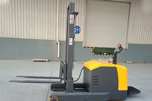 What are the precautions when maintaining the electric stacker?