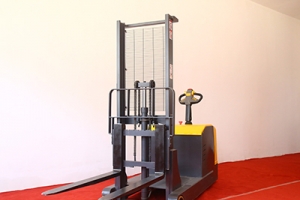 How to see the battery model of self loading pallet stacker?