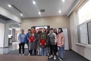 Electric forklift manufacturer holds a ceremony for new employees