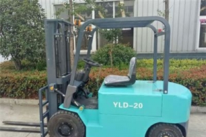 How to remove air from the hydraulic system of an electric forklift?