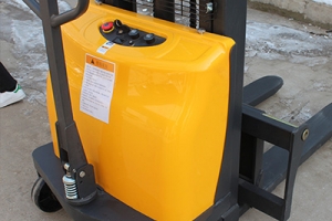 What are the precautions when using the solenoid valve of the walking forklift?