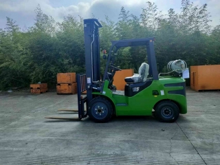 How to select hydraulic oil for electric forklift?