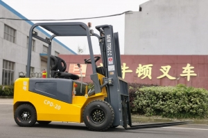 Maintenance of power type batteries for electric forklifts