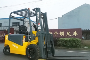Precautions for starting and driving electric forklifts and electric tractors