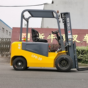 Starting and stopping of electric forklifts and tractors