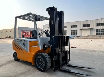 How to drive a forklift and focus on getting the job done safely and easily?