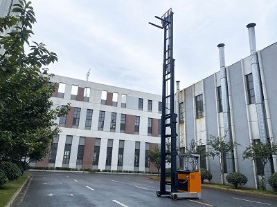  Reach trucks