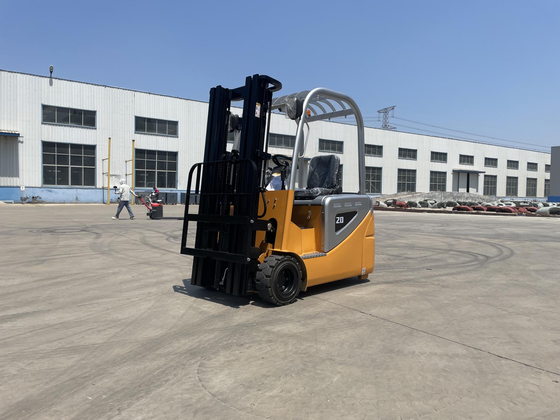 Electric three-fulcrum forklift