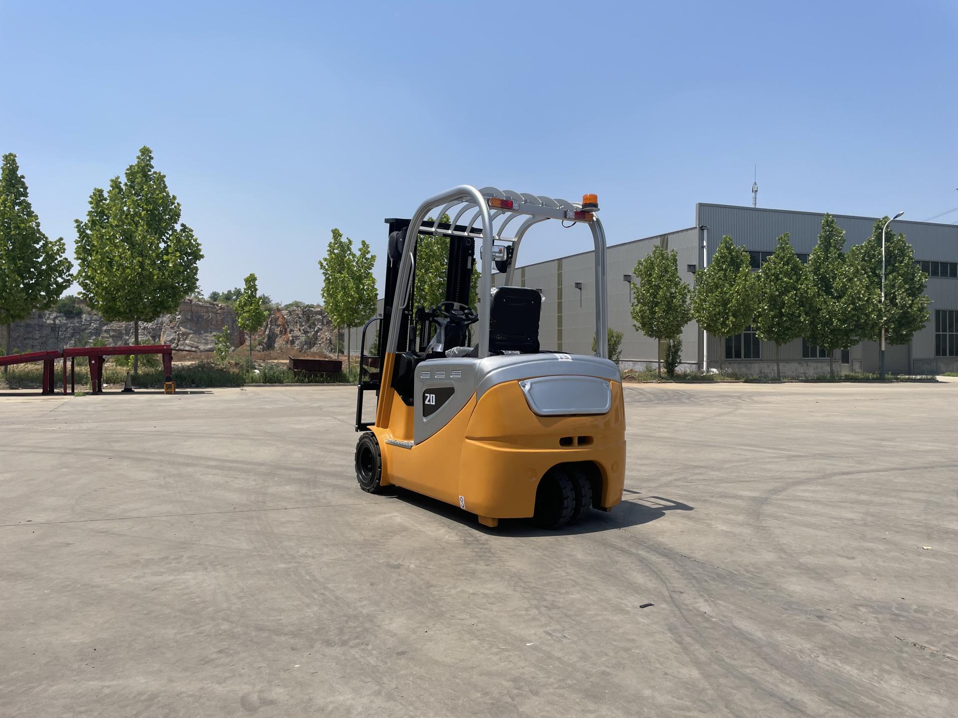 Electric three-fulcrum forklift