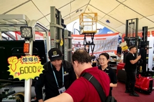 The new Niudun forklift at the Canton Fair wins fans with its strength