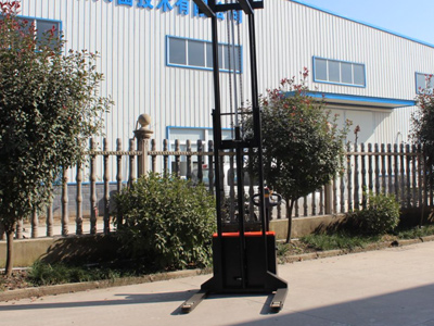 walkie straddle stacker