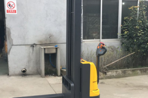 Which forklift is best for workshop material handling? Let’s find out.