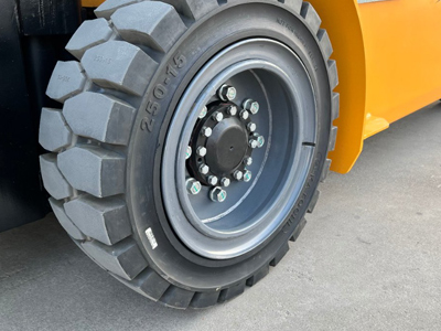 compact all-electric forklift