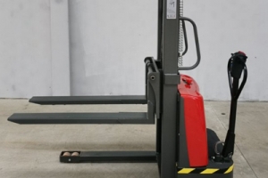 Small Warehouse & Limited Budget? This Semi-electric Stacker Is Perfect for You