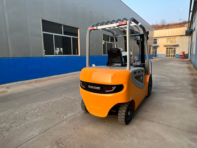 Full Power! All-Terrain Forklift for Orchards Has Obvious Advantages