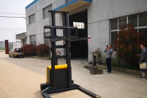 Maintenance-Free Battery Straddle Stacker: Ideal for Farmer’s Markets