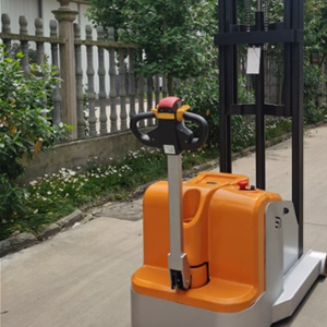 What Scenarios Are Full Electric Three-Wheel Forklifts Suitable For?