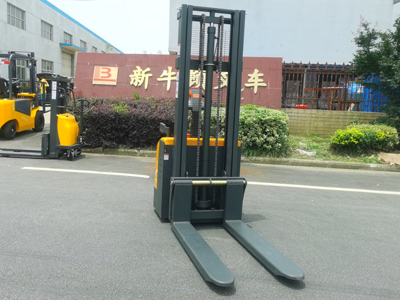 Best Stacker for Small Warehouses