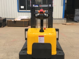 Small Space First Choice: 1.5 Ton 3m Straddle Full Electric Stacker