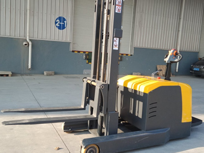 Stand-on Reach Truck