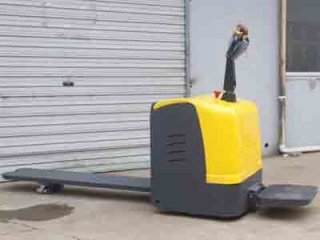 How to Choose a Small Ride-On Electric Pallet Truck | Complete Guide