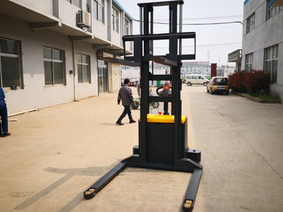 Walkie Straddle Electric Stacker