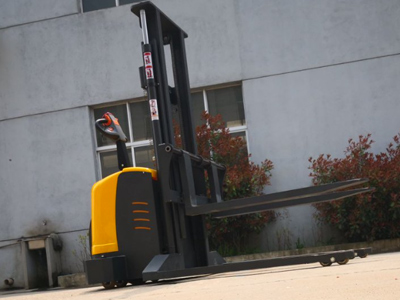 Straddle stacker with great cost-effectiveness