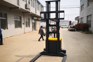 Cost-Effective Straddle Leg Electric Stacker with Maintenance-Free Battery