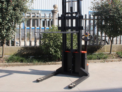Stand-on Reach Stacker