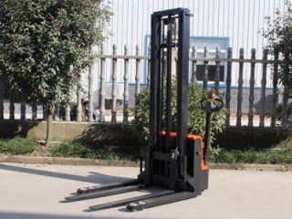 What Industries Are Ride-On Reach Stackers Suitable For?