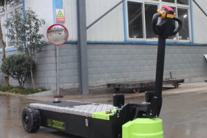 Compact High-Capacity Electric Tow Tractor for Material Handling