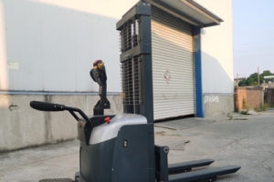 Is Double Pallet Stacker Maneuverable in Tight Turns?