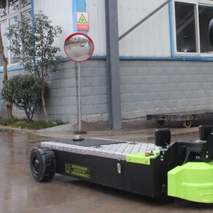 Compact High-Capacity Electric Tow Tractor for Material Handling