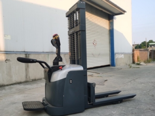 Is Double Pallet Stacker Maneuverable in Tight Turns?