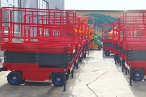 Electric Self-Propelled Scissor Lifts: Essential for Workshop Maintenance