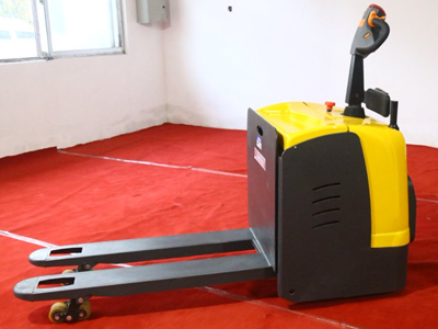 Can Stand-On Pallet Trucks Climb Ramps? Key Safety Rules to Remember