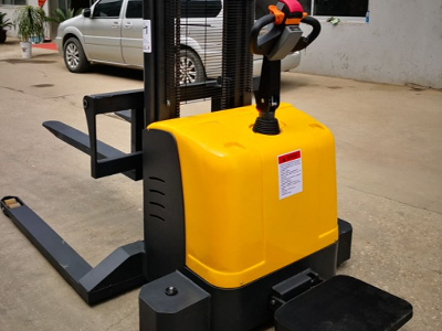 Stand-on Reach Stacker