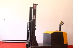 Ride-On Counterbalance Stacker vs Walkie: Which Is Better?