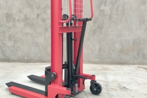How to Use Manual Hydraulic Stacker More Effortlessly?