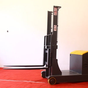 Ride-On Counterbalance Stacker vs Walkie: Which Is Better?