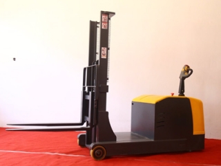 Ride-On Counterbalance Stacker vs Walkie: Which Is Better?