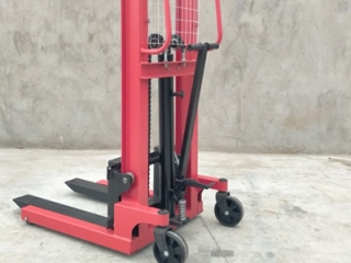 How to Use Manual Hydraulic Stacker More Effortlessly?
