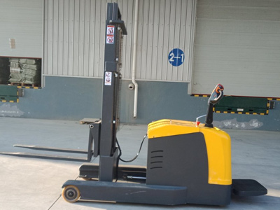 Stand-on Reach Stacker