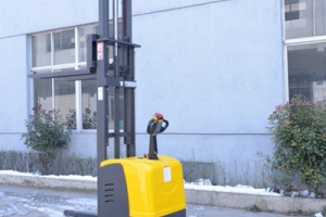 Stand-on Electric Pallet Stacker: Ideal for Narrow Aisle Work