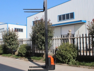 Straddle Electric Stacker: 1 Ton or 1.5 Ton? A Complete Buying Guide