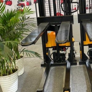 Newnewton Forklifts Shine at Canton Fair with Smart Manufacturing