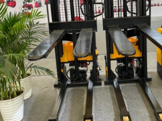 Newnewton Forklifts Shine at Canton Fair with Smart Manufacturing