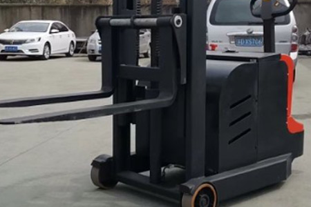 Master the Safe Unloading Procedure for Stackers · Safer Daily Operation