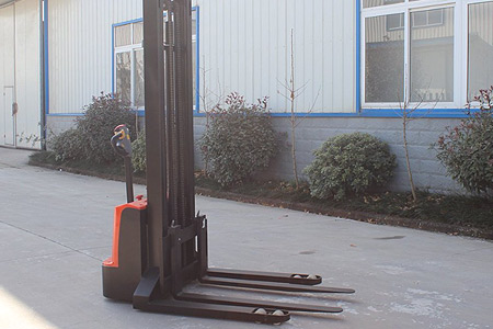 Straddle Leg Electric Stacker
