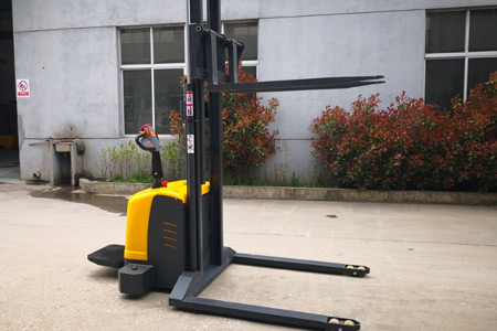 Electric Straddle Stacker